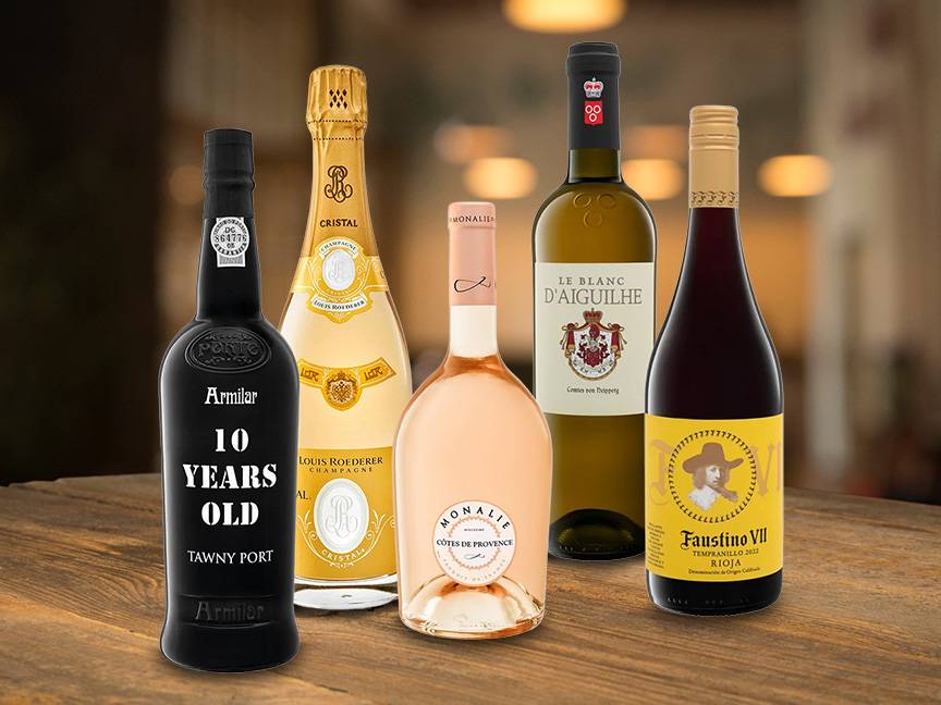 Eine Auswahl an Weinen, darunter Louis Roederer Cristal Champagner, Armilar Tawny Port und weitere Flaschen.