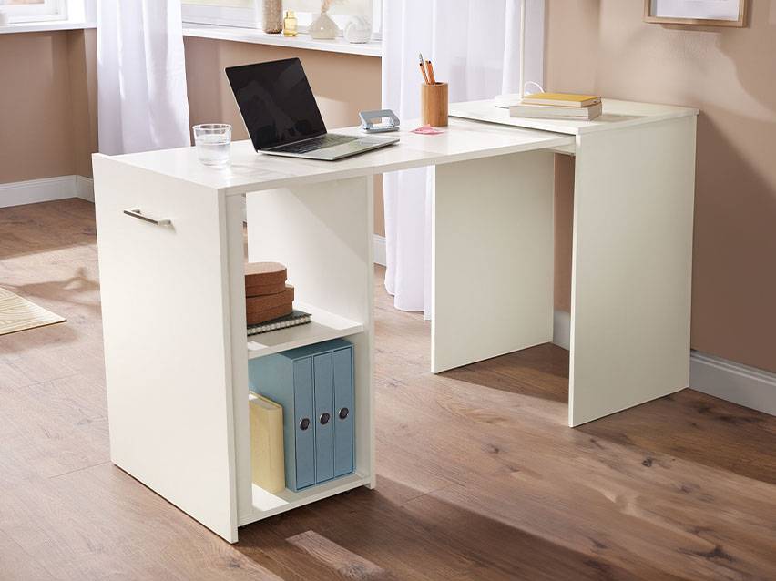 Ein weißer Schreibtisch mit integriertem Regal und ausklappbarer Arbeitsfläche.