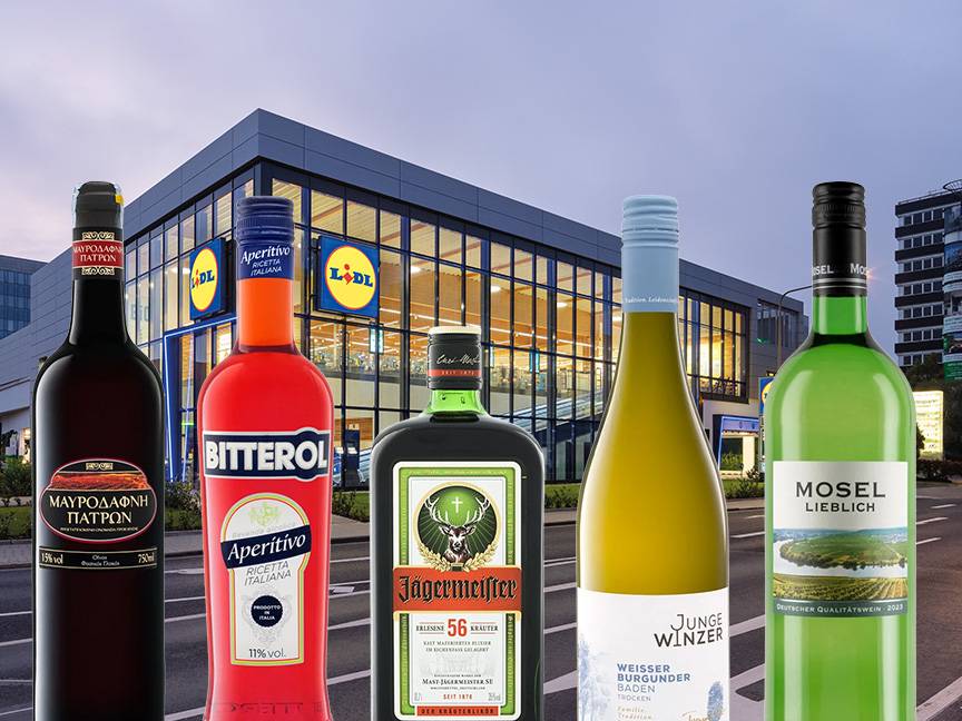 Sechs Flaschen verschiedener alkoholischer Getränke vor einem Lidl-Supermarkt.